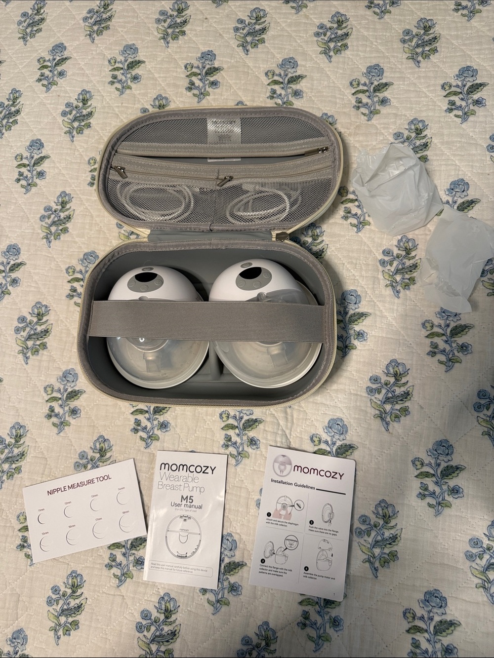 Momcozy Wearable with Carry Case - Picture 2 of 3